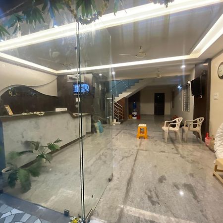 Sri Ganesh Residency Hotel ตีรูปาติ ภายนอก รูปภาพ
