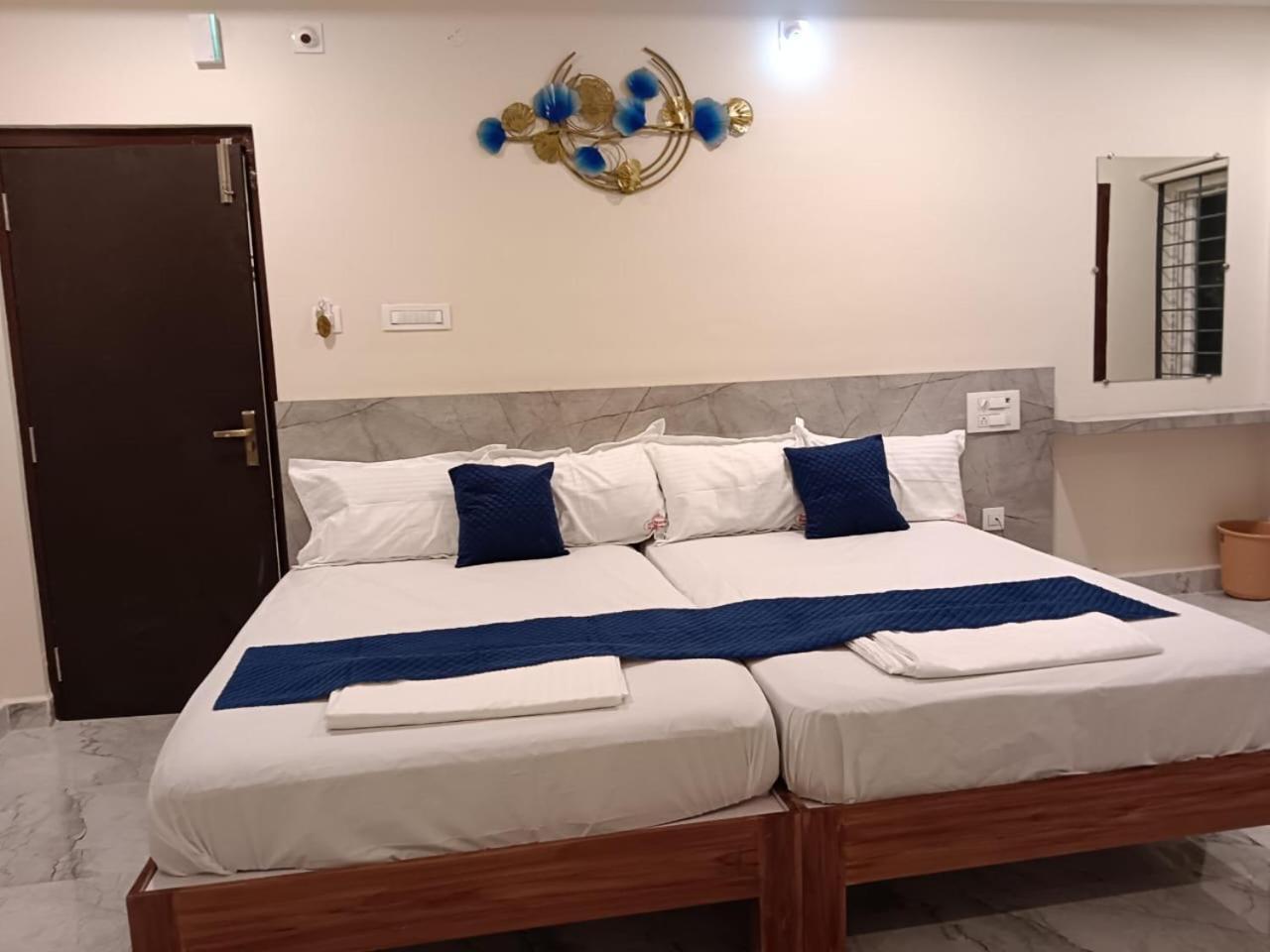Sri Ganesh Residency Hotel ตีรูปาติ ภายนอก รูปภาพ