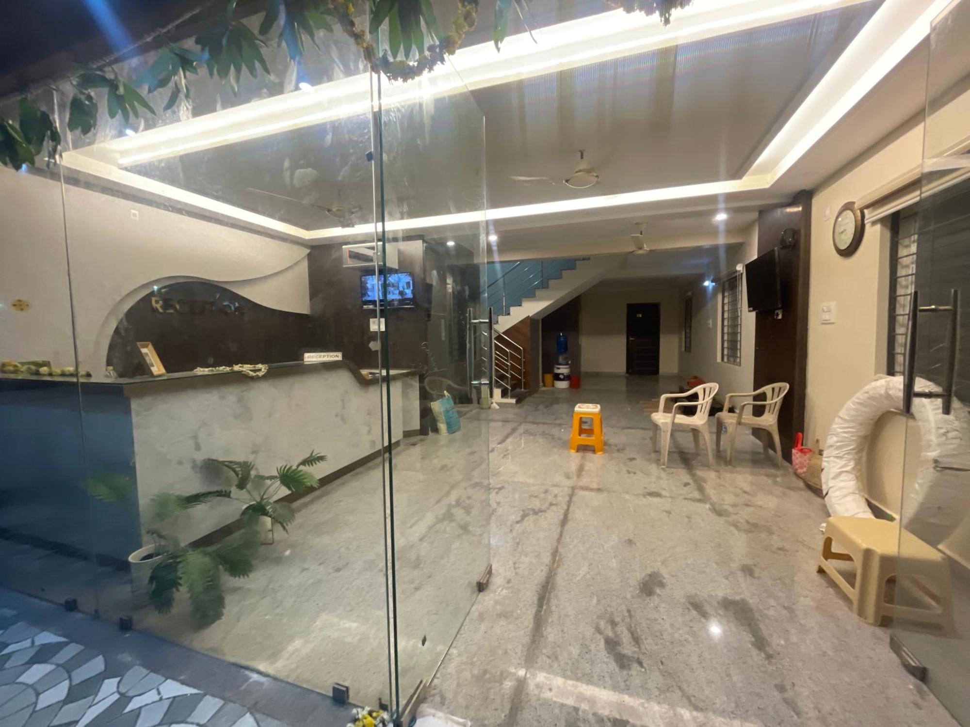Sri Ganesh Residency Hotel ตีรูปาติ ภายนอก รูปภาพ