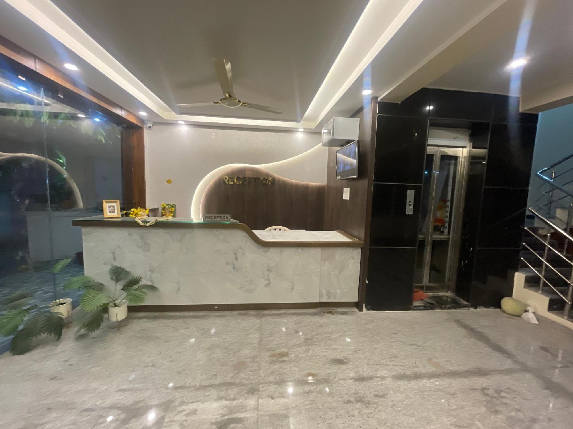 Sri Ganesh Residency Hotel ตีรูปาติ ภายนอก รูปภาพ