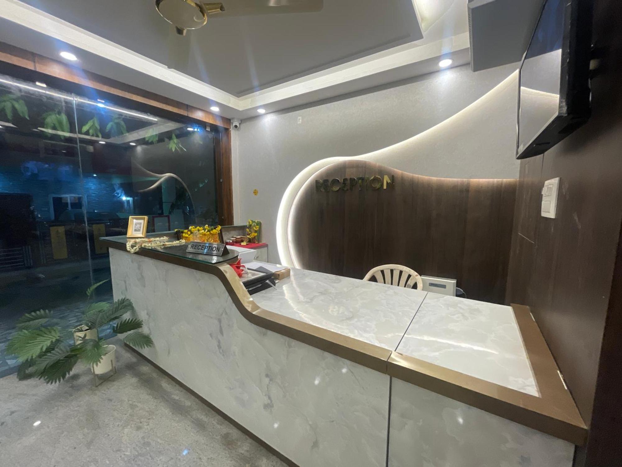 Sri Ganesh Residency Hotel ตีรูปาติ ภายนอก รูปภาพ