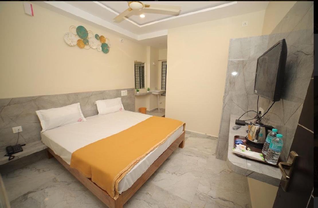 Sri Ganesh Residency Hotel ตีรูปาติ ภายนอก รูปภาพ