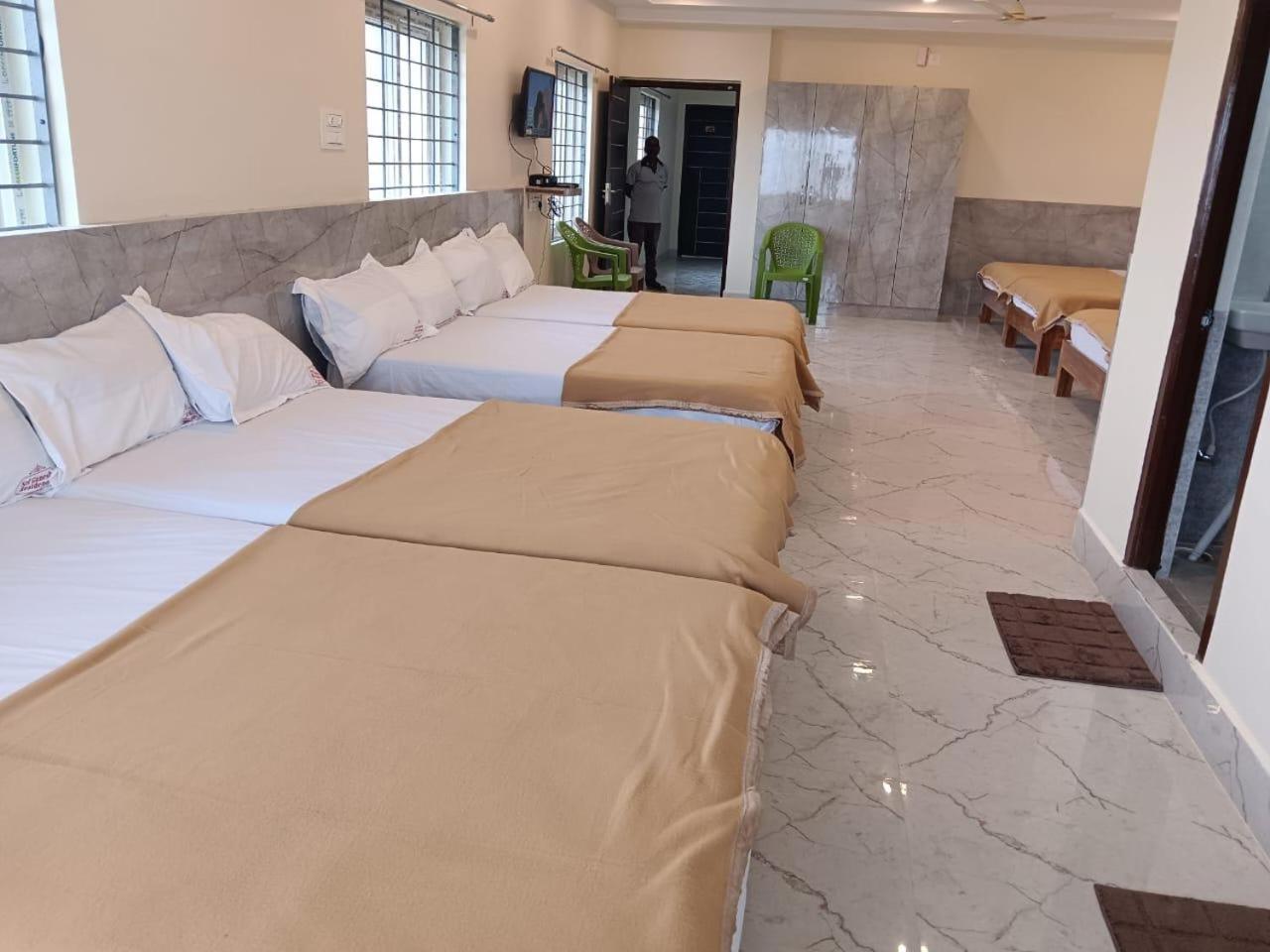 Sri Ganesh Residency Hotel ตีรูปาติ ภายนอก รูปภาพ