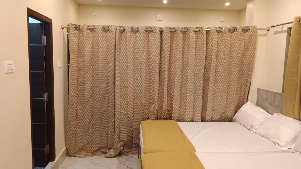 Sri Ganesh Residency Hotel ตีรูปาติ ภายนอก รูปภาพ
